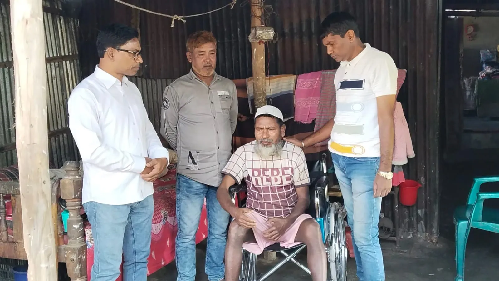 দেশ’মা পত্রিকার পক্ষ থেকে গরিব অসহায় রোগিদের মাঝে হুইল চেয়ার বিতরণ